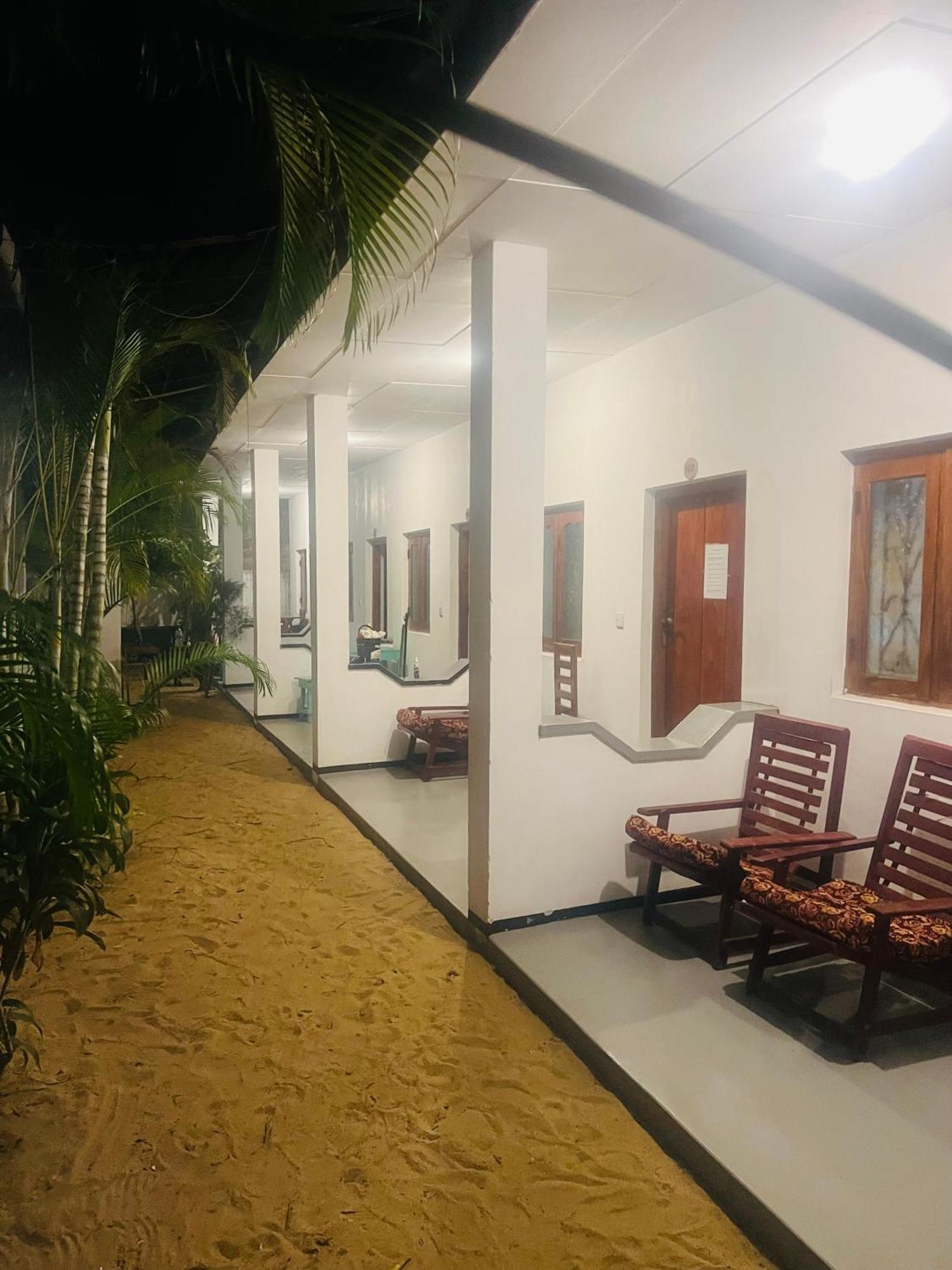 Moxy Bay Arugambay Hotell Arugam Bay Exteriör bild